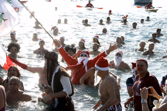 Một người đàn ông mặc trang phục ông già Noel tham gia một hoạt động truyền thống vào dịp lễ Giáng sinh ở Nice, Pháp ngày 20/12.