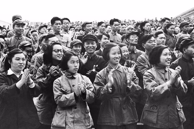 Vào năm 1949, trang phục của phụ nữ Trung Quốc tiếp tục thay đổi với những bộ Mao Suit.