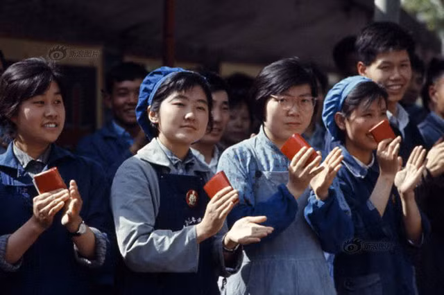 Từ cuối thập niên 1960 và đầu thập niên 1970, màu sắc phổ biến là màu xanh, xám, xanh quân đội và đen.