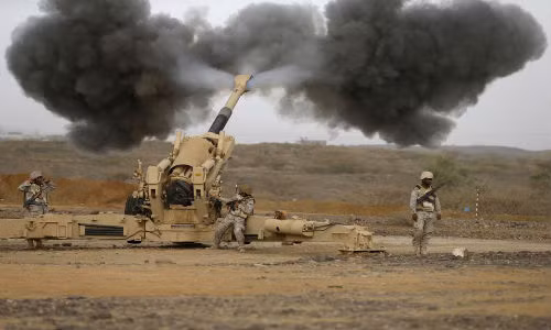 Liên quân Ả-rập nã pháo về phía các vị trí của quân Houthi từ khu vực biên giới giáp với Yemen ngày 13/4/2015.
