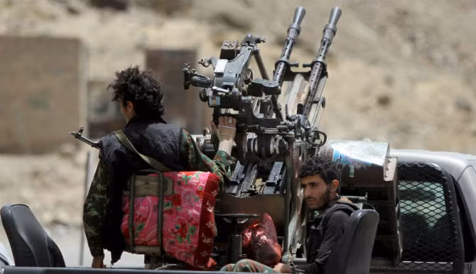 Các chiến binh Houthi trên chiếc xe tải ở Sanaa ngày 2/5/2015.