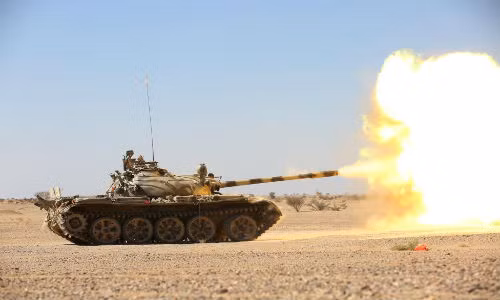 Một xe tăng của quân chính phủ Yemen nã pháo về vị trí của phe Houthi tại khu al-Labanah, giữa các tỉnh al-Jawf và Marib, Yemen ngày 5/12.