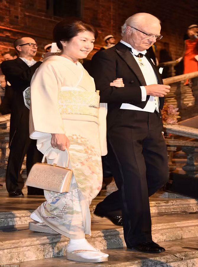 Michiko Kajita – vợ của chủ nhân giải thưởng Nobel Vật lý 2015 Takaaki Kajita – mặc bộ trang phục truyền thống của Nhật Bản – cùng Quốc vương Thụy Điển XVI Gustaf.
