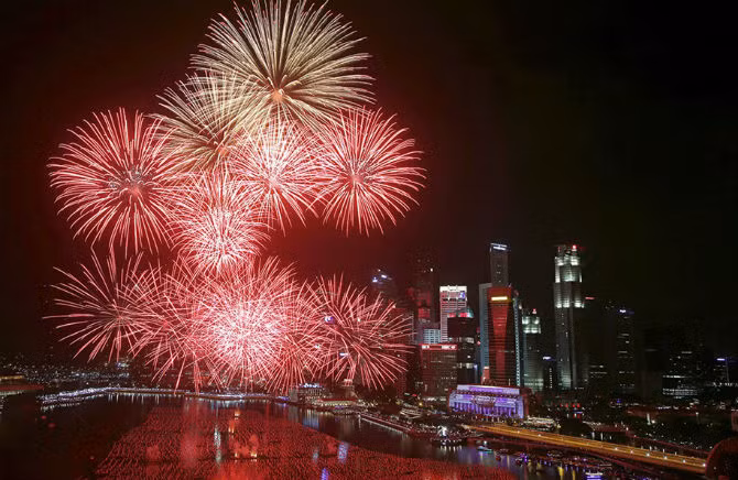 Bầu trời ở vịnh Marina, Singapore sáng rực đêm giao thừa.