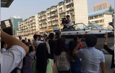 Một chàng trai đến từ Hồ Bắc đã cho người kéo một chiếc du thuyền sang trọng được gắn đầy hoa đến trước cổng một bệnh viện.Với bó hoa lớn trên tay, chàng trai hét to tên cô gái và nói: "Anh yêu em! Hãy tha lỗi cho anh". Chàng trai rút ra một chiếc nhẫn và ngỏ lời cầu hôn với người yêu. Tuy vậy, cô gái sau đó đã không ngần ngại cầm lấy nhẫn, ném ra xa và bước xuống chiếc du thuyền đi thẳng vào bệnh viện.