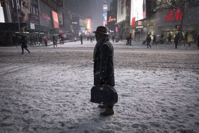 Người đàn ông đứng giữa trời tuyết rơi ở Quảng trường Thời đại, New York ngày 26/1/2015.