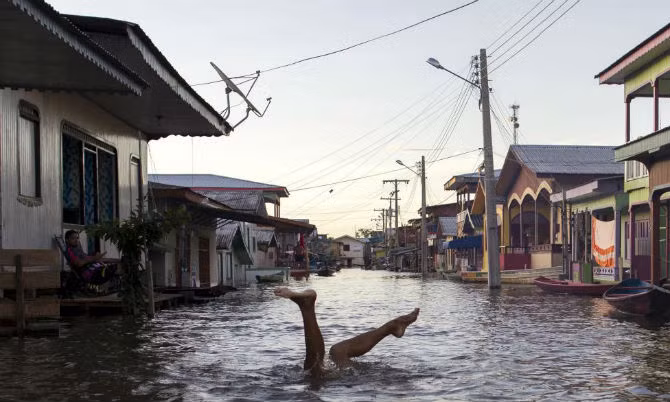 Đường phố biến thành sông ở Anama, bang Amazonas, Brazil ngày 3/6/2015.