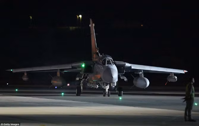Một chiếc máy bay Anh trước giờ làm nhiệm vụ tiêu diệt các chiến binh khủng bố tại Syria.