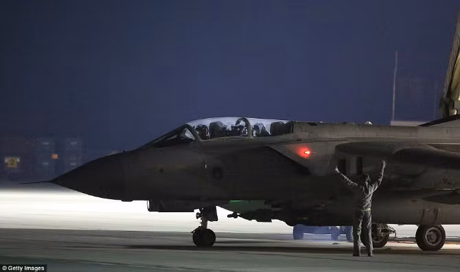 Hai phi công RAF ngồi trong buồng lái Tornado GR4 khi chiếc phi cơ sẵn sàng cất cánh từ căn cứ ở Cyprus.