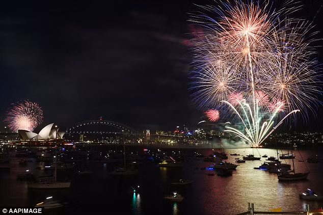 Hàng nghìn người tập trung ở những địa điểm thoáng đãng ở cảng Sydney để chứng kiến những màn pháo hoa ngoạn mục đêm giao thừa.