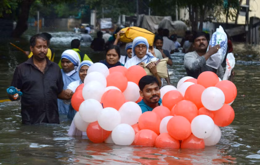 Hàng chục ngôi nhà ở Chennai vẫn chìm trong biển nước dù lượng mưa đã giảm.