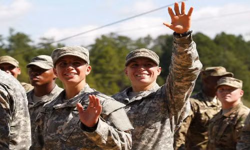Đại úy Kristen Griest (trái) đến từ bang Connecticut và trung úy Shaye Haver đến từ bang Texas là một trong số những nữ quân nhân Mỹ xinh đẹp. Đây là hai nữ biệt kích đầu tiên của quân đội Mỹ. Họ đã vượt qua khóa huấn luyện khắc nghiệt của Trường đào tạo lực lượng đặc nhiệm.