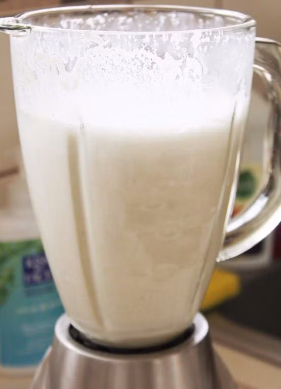 Bước tiếp theo, bạn cho lạc rang đã đãi sạch vỏ vào xay cùng 1,5 lít nước lọc cho đến khi nhuyễn mịn. Ảnh: blogcachlam. 