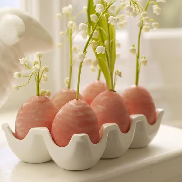 Vỏ trứng trở thành những “lọ hoa” mini siêu yêu. Chỉ cần một lỗ hổng nho nhỏ, thêm chút nước là đủ để làm một chiếc lọ hoa cho những nhành hoa nhỏ xíu.