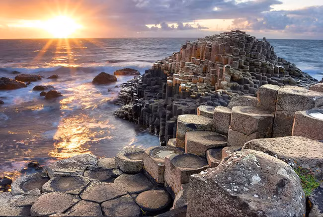 North Coast Drive, Bắc Ireland: Muốn đến với thiên đường nơi hạ giới này du khách phải mạo hiểm từ Belfast, vượt qua 209 km bờ biển cheo leo, qua lâu đài Carrickfergus và Glenarm, nơi cảnh quan ngày càng trở nên hoang dã.