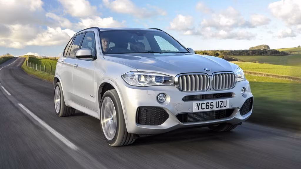 10. BMW X5M/X6M: Hai mẫu SUV BMW X5M và X6M được trang bị khối động cơ V8 4.4L M TwinPower Turbo, cho công suất tối đa 567 mã lực và mô-men xoắn cực đại 750 Nm, kết hợp với hộp số tự động 8 cấp cùng hệ dẫn động 4 bánh toàn thời gian. Khối động cơ này giúp hai anh em nhà BMW tăng tốc 0-100 km/h trong 4,2 giây trước khi đạt tốc độ giới hạn 250 km/h. BMW X5M có giá từ 67.457 USD trong khi BMW X6M có giá 96.858 USD.