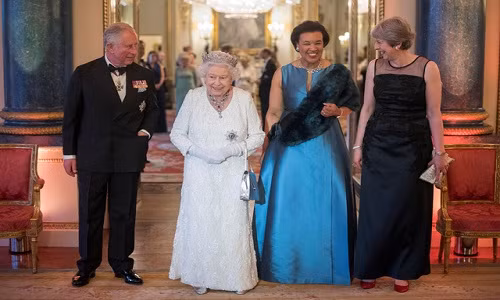 Kể từ năm 2014, Nữ hoàng Elizabeth II bắt đầu có những động thái trao dần vương quyền cho Thái tử Charles khi hợp nhất văn phòng báo chí của Nữ hoàng và của Thái tử, tăng tần suất Thái tử Charles thay mặt bà xuất hiện trong các sự kiện chính thức.