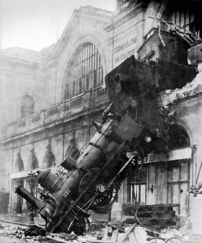 Ngày 22/10/1895, chuyến tàu Granville-Paris Express đã đâm thủng tòa nhà ở thành phố Paris. Đầu máy và 3 toa tàu chở hàng rơi xuống mặt đường.