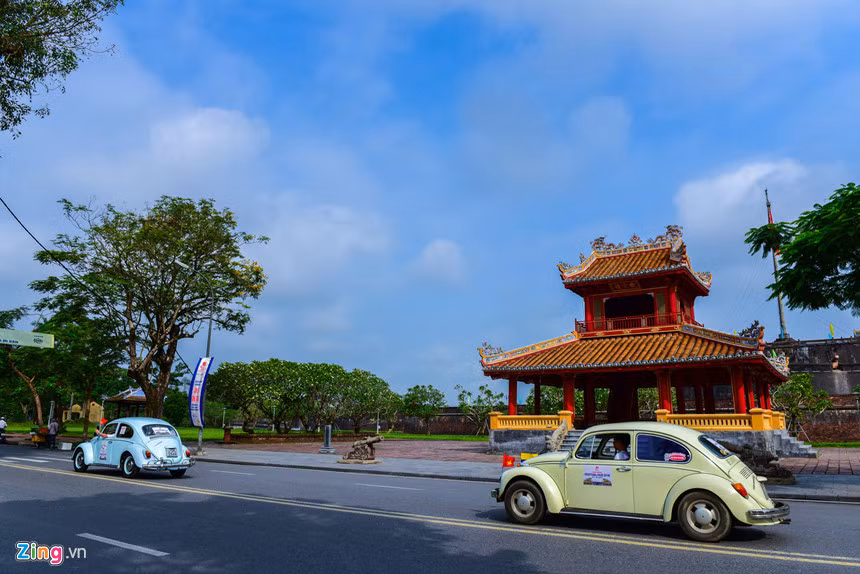 Ngoài diễu hành trên đường thành phố Huế, đoàn xe cổ trên còn dừng chân tại sân Nghinh Lương Đình (đường Lê Duẩn) vào chiều 27/4 và sân Hàm Nghi (đường 23/8) để triển lãm xe giới thiệu cho đông đảo công chúng và du khách thưởng lãm.