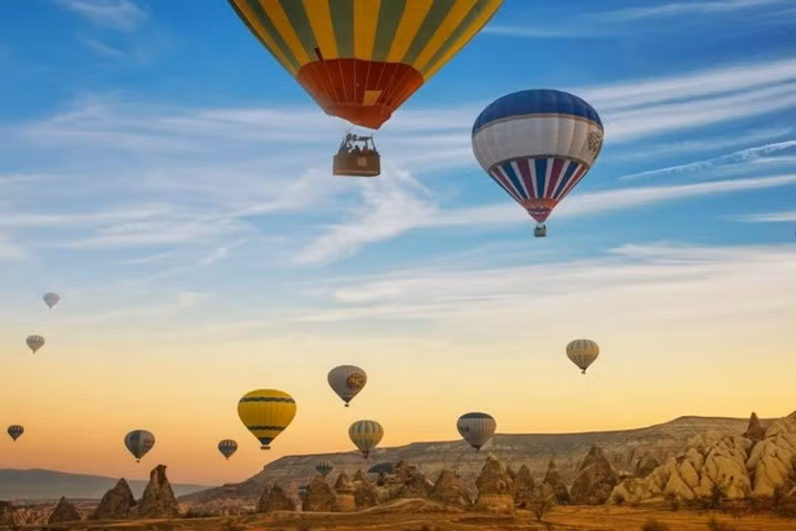 Công viên quốc gia Goreme và thung lũng đá Cappadocia, Thổ Nhĩ Kì là di sản thế giới được UNESCO công nhận, nổi tiếng với các hang động, thành phố ngầm và hơn 200 nhà thờ đá. Tạo hình của các tảng đá lớn tô điểm thêm cho vẻ đẹp của công viên.