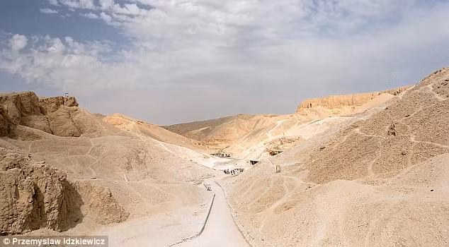Cụ thể, từ tháng 1/2018, tiến sĩ Zahi Hawass - nhà khảo cổ học nổi tiếng tại Ai Cập đã cùng hơn 100 công nhân tiếp cận một khu vực phía Tây hoang sơ ở Thung lũng các vị Vua.