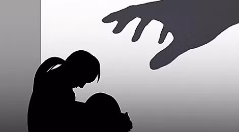 Vào ngày hôm ấy, bé gái 4 tuổi cùng một em bé khác là những người đầu tiên bước lên xe buýt sau giờ tan học ở Thane, gần thành phố Mumbai. Người đàn ông lau dọn xe bus đã gọi cô bé xuống hàng ghế cuối và giở trò đồi bại.