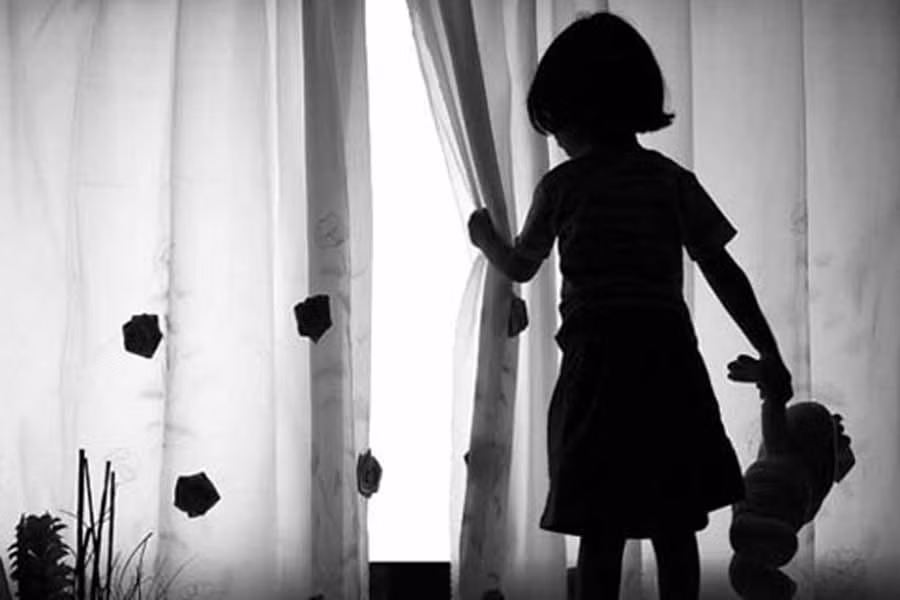 Vụ việc chỉ được đưa ra ánh sáng sau khi nạn nhân đem chuyện em bị lạm dụng kể với cô giáo. Supt Tuah khai với cảnh sát rằng, người mẹ 48 tuổi của bé gái trên, từng li dị 3 lần, không hề hay biết chuyện con gái bị xâm hại.
