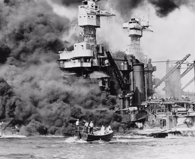 Vào ngày 7/12/1941, hải quân và không quân Đế quốc Nhật Bản bất ngờ tấn công căn cứ Mỹ tại Trân Châu Cảng, Hawaii.