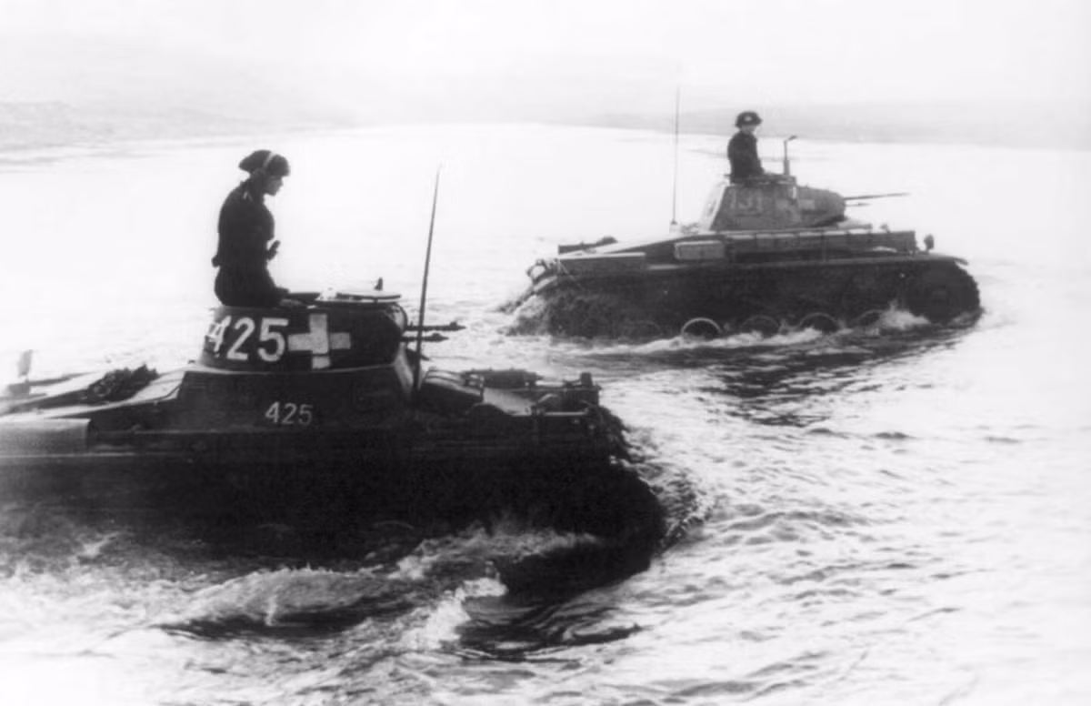 Xe tăng của phát xít Đức vượt sông Bzura khi tiến hành cuộc xâm lược Ba Lan năm 1939.