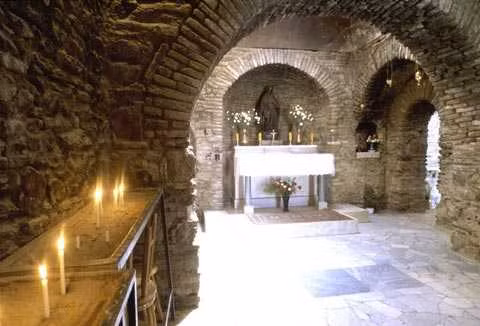 Gian buồng nhỏ bên cạnh được cho là nơi mà Đức Mẹ từng nghỉ ngơi, sinh hoạt.