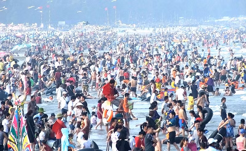 Một người dân địa phương cho hay đây chưa phải là thời điểm đông du khách vì là kỳ nghỉ lễ dài nên nhiều gia đình không quá vội vàng trong việc sắp xếp đi nghỉ lễ. Người này dự đoán với thời tiết đẹp trong những ngày tới, Sầm Sơn sẽ đón một lượt khách lớn nữa.