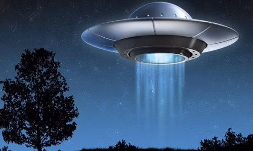 Sáng ngày 28/2/1904, 3 thành viên làm việc trên tàu USS Supply nhìn thấy UFO xuất hiện trên bầu trời ngoài khơi bờ biển San Francisco.