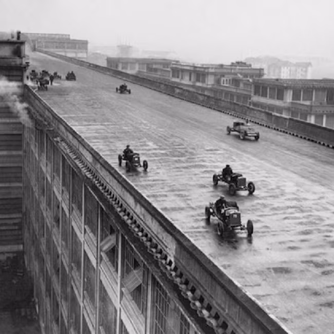 Những chiếc xe đua chạy trên đường đua được làm ở phía trên nhà máy Fiat ở Turin, Italy năm 1923.