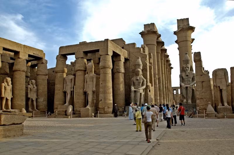 Đền thờ Luxor được xây dựng nằm cạnh bờ sông Nile, Ai Cập vào năm 1400 trước Công nguyên. Mục đích xây dựng đền thờ này là để thờ cúng ba vị thần của Ai Cập cổ đại bao gồm: Amun, Mut và Chons.