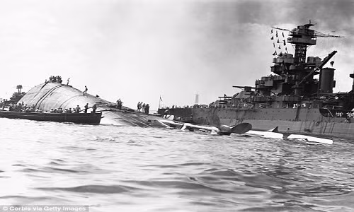 Khi ấy, tàu USS Oklahoma là một trong những chiến hạm của Mỹ bị đánh chìm do Nhật Bản bất ngờ tấn công hạm đội Mỹ ở Trân Châu Cảng ngày 7/12/1941.