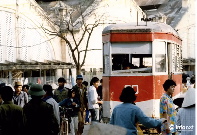 Đoàn tàu điện chạy ngang qua chợ Đồng Xuân năm 1980, một hình ảnh hoài niệm về một thời xưa cũ đã qua.