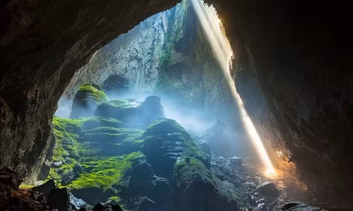 Một điểm đến tuyệt đẹp khác của Việt Nam là hang Sơn Đoòng (Quảng Bình). Được phát hiện năm 1991, hang Sơn Đoòng với 3 triệu năm tuổi hiện là hang rộng lớn nhất thế giới.