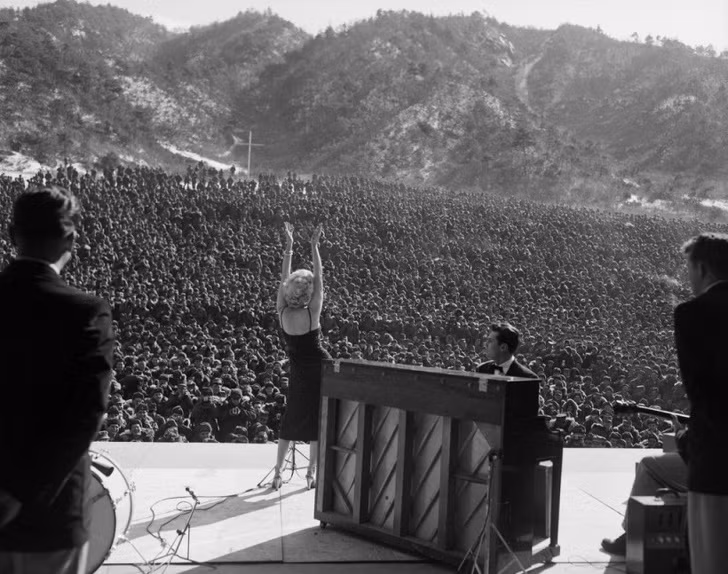 Bức ảnh lịch sử chụp "quả bom sex" Marilyn Monroe biểu diễn trước hàng ngàn binh sĩ ở Hàn Quốc năm 1954.