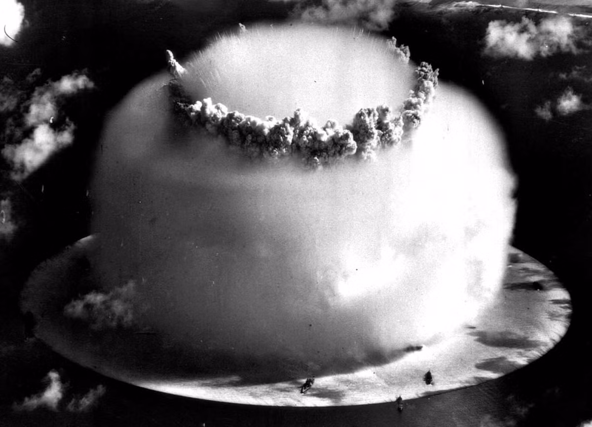 Đến ngày 9/8/1945, Mỹ ném tiếp một quả bom hạt nhân xuống thành phố Nagasaki của Nhật Bản. Hai vụ ném bom hạt nhân trên đã khiến hơn 200.000 dân thường thiệt mạng ngay lập tức. Thêm nữa, hàng chục ngàn người khác bị nhiễm phóng xạ và qua đời trong những năm sau đó.