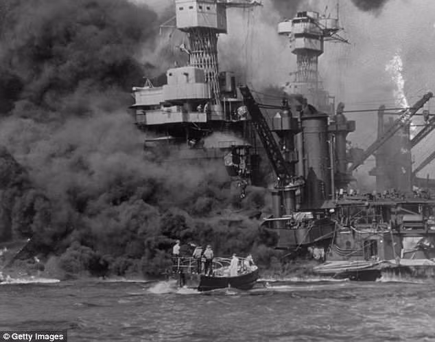 Hậu quả là hơn 400 người trên chiến hạm USS Oklahoma thiệt mạng, bao gồm cả Glenn Tipton.