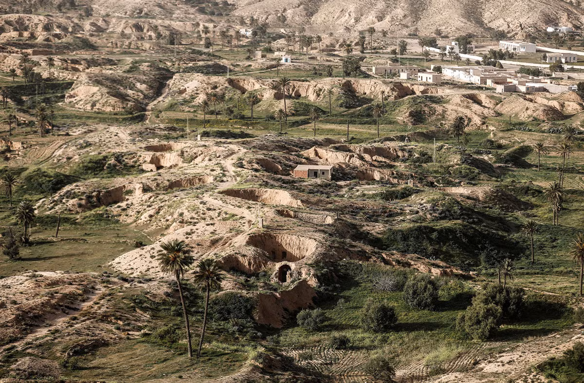 Trong nhiều thế kỷ qua, người dân ở vùng Djebel Dahar, Tunisia đã xây dựng và sống trong những ngôi nhà nằm sâu trong lòng đất.