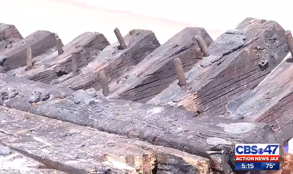 Các nhà nghiên cứu cho biết họ không được phép di chuyển thân tàu vì nó là tài sản của bang Florida.