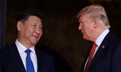 Chủ tịch TQ Tập Cận Bình (trái) và Tổng thống Mỹ Donald Trump.