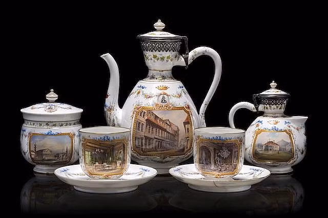 Bộ ấm pha trà của Sa hoàng Alexander I. Những loại trái cây mà Sa hoàng Alexander I ăn đều được trồng trong những nhà kính quanh thủ đô Moscow.