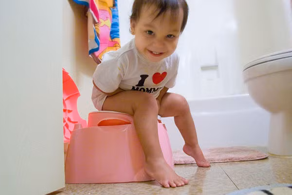 Cha mẹ Việt Nam tập luyện cho con đi vệ sinh Thông thường, nếu muốn tập luyện cho con đi vệ sinh, cha mẹ Việt Nam sẽ ra hiệu bằng phương pháp xi tè, tức là tạo âm thanh quen thuộc để trẻ nhận biết và bắt đầu đi vệ sinh. Khi trẻ 9 tháng tuổi, cha mẹ sẽ bắt đầu tập luyện cho con đi vệ sinh theo tín hiệu bằng phương pháp xi tè.