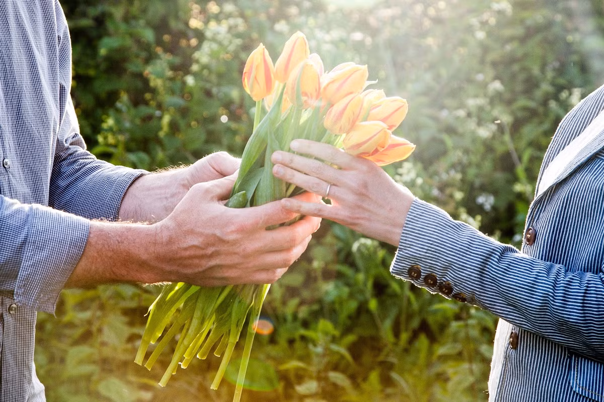 Điều này xuất phát từ quan niệm của người dân Nga: số chẵn là biểu tượng cho sự kết thúc một vòng đời - đó là cái chết. Ngược lại, số lẻ tượng trưng cho sự sống và nó như một bùa hộ mệnh, giúp con người chống lại điều ác hay linh hồn ma quỷ.