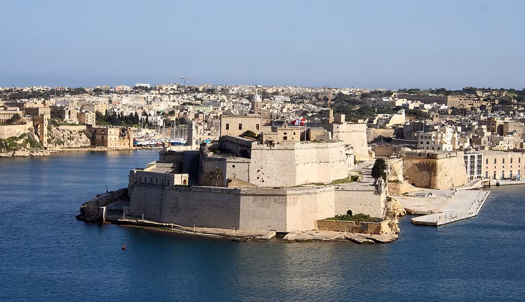 Trên đảo Malta, du khách có thể đến thăm pháo đài St. Angelo - bất động sản thuộc sở hữu của Dòng Hiệp sĩ Malta theo hợp đồng thuê có hiệu lực 99 năm.