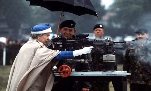 Bức ảnh lịch sử chụp Nữ hoàng Elizabeth II sử dụng một khẩu súng chiến đấu L85 của Anh năm 1993.