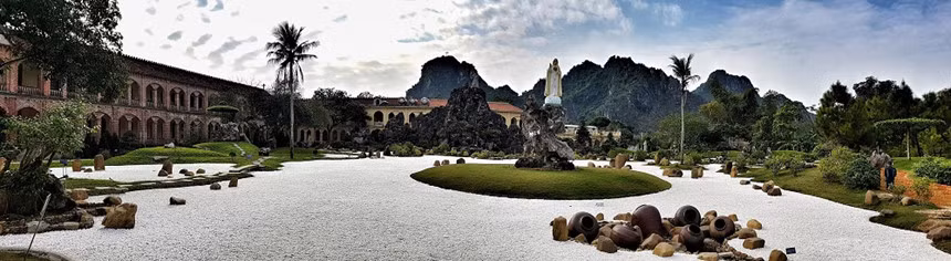 Nhà thờ Châu Sơn ít người biết tới bởi nằm ẩn sâu sau trục đường chính, rừng núi bao quanh, không gian yên tĩnh.