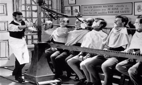 Máy cạo râu tập thể là một phát minh kỳ quái khác ra đời vào thế kỷ 19. Với phát minh này, 12 người đàn ông có thể cạo râu cùng lúc.